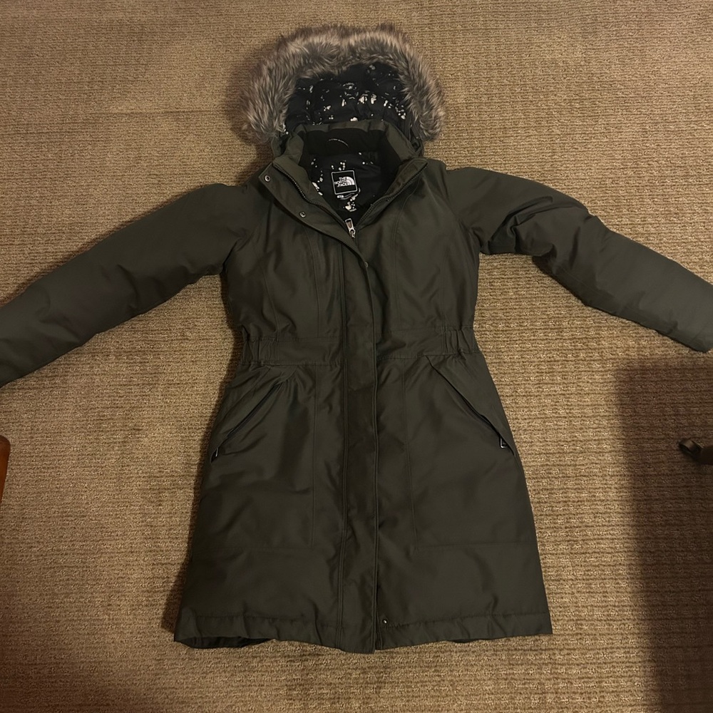 North face parka, down filling, size small. Selling because too snug on me